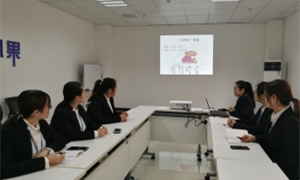 中岳店开展礼仪培训 塑造优异服务形象
