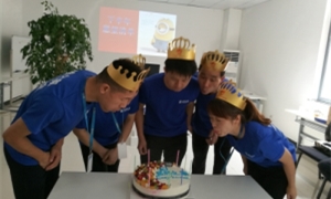 浓情家文化，，，膏泽暖人心&mdash;&mdash;中岳店举行第三季度员工生日会